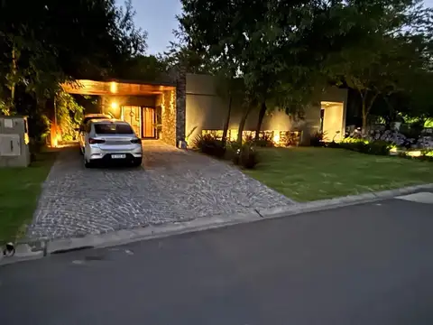 Casa en Venta con 2 cocheras