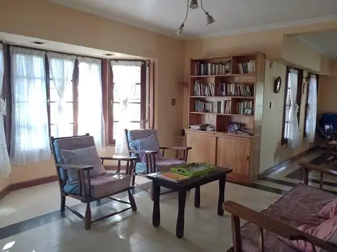 Casa en Venta con 3 cocheras