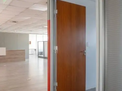 Oficina 7 ambientes con 4 baños