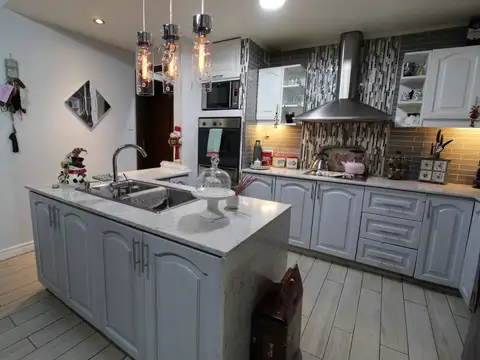 Casa en Venta con 3 cocheras