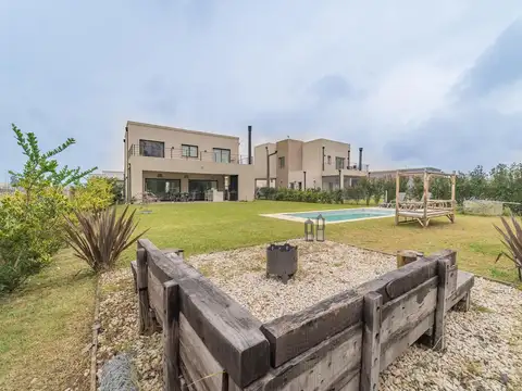 Casa en Venta con 2 cocheras