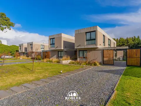 Complejo de cuatro casas estilo moderno en el barrio Tipantú