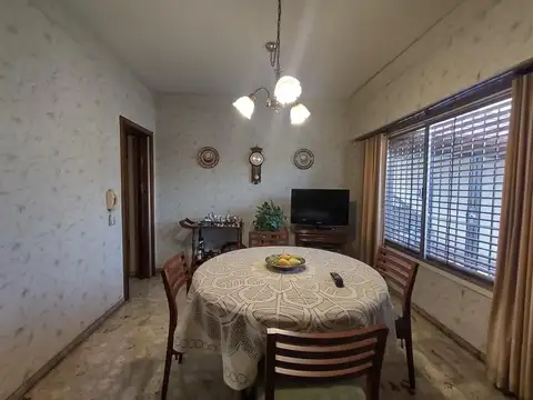 MUY LINDO Y AMPLIO CHALET CON PARQUE Y GARAGE PASANTE