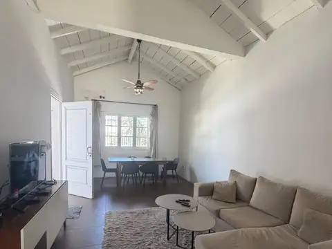 Casa en Alquiler con 2 cocheras