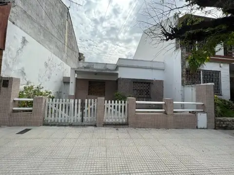 VILLA LUGANO. MONTIEL 4700. CASA 3 AMB. LOTE PROPIO. FONDO LIBRE