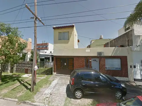 CASA EN VILLA BOSCH CONSTA DE UNA CASA DE 3 AMBIENTES AL FRENTE CON PATIO - FICHA 9998