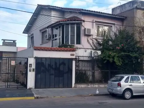 Chalet en 2 plantas, 3 dorm. 2 baños, cochera pasante, fondo, pileta.