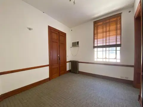 Oportunidad! Impecable y luminosa oficina en Sarmiento al 300