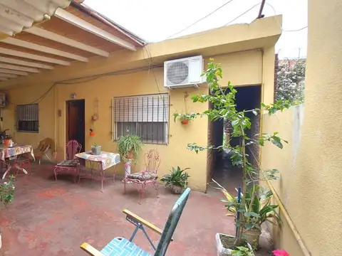 Casa 6 ambientes con 2 baños