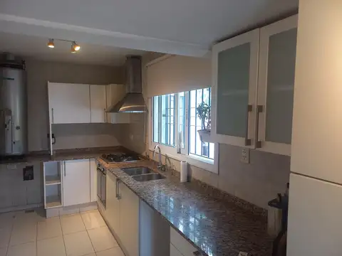 Casa en Alquiler con 2 cocheras