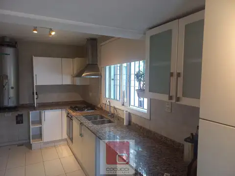 Casa en Alquiler con 2 cocheras