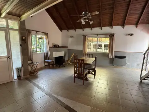 Casa 4 ambientes con 2 baños