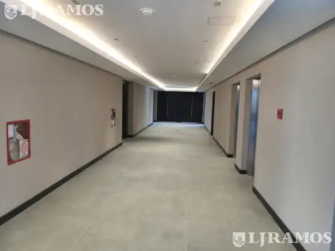 Oficina en Alquiler con 7 cocheras