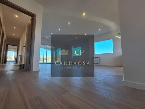 Casa en Venta con 3 cocheras