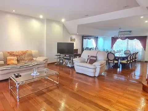 Imponente casa 5 ambientes, 4 cocheras, ascensor y jardín- En Venta