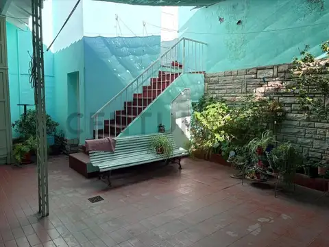 Casa 7 ambientes con 2 baños