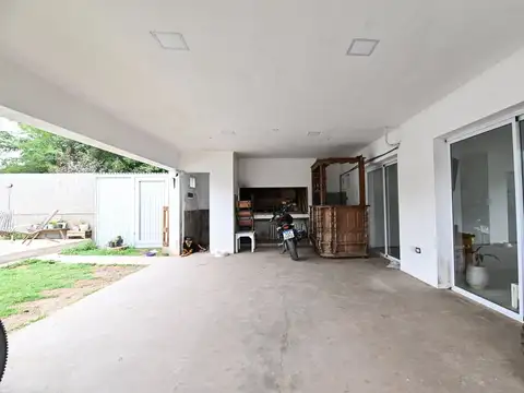 CASA MODERNA 3 DORMITORIOS CON PILETA