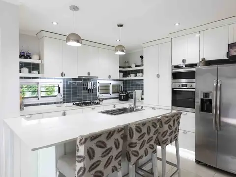 Casa en Venta con 3 cocheras