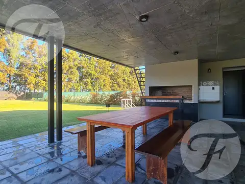 Casa 4 ambientes con 2 baños