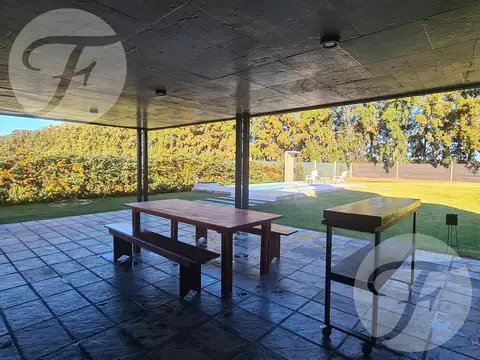 Casa en Venta con 2 cocheras