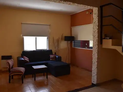 CASA DE 4 DORMITORIOS, 2 COCHERAS Y PATIO CON PISCINA