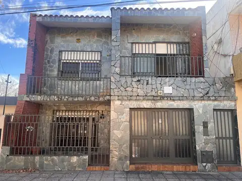 VENTA: Casa de cuatro dormitorios, dos plantas, patio y cochera en Barrio Belgrano, Rosario