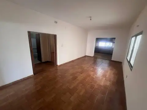 Casa 8 ambientes con 2 baños
