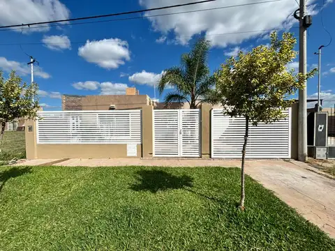 Casa dos dormitorios - quincho y pileta