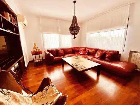 Casa 5 ambientes con 4 baños