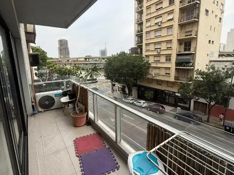 Departamento en alquiler a la calle con balcón