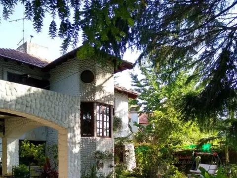 HERMOSA CASA CON QUINCHO Y PILETA EN BARRIO EL CORTIJO
