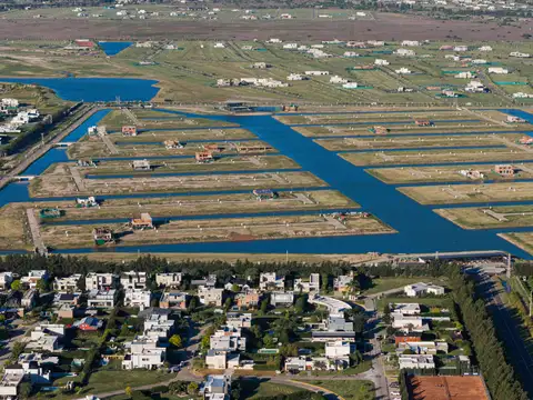 Casa en venta en construcción de 3 Dormitorios en Funes Lakes