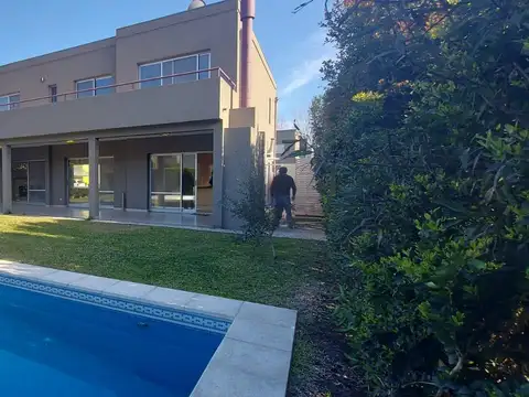 Casa en Alquiler con 2 cocheras