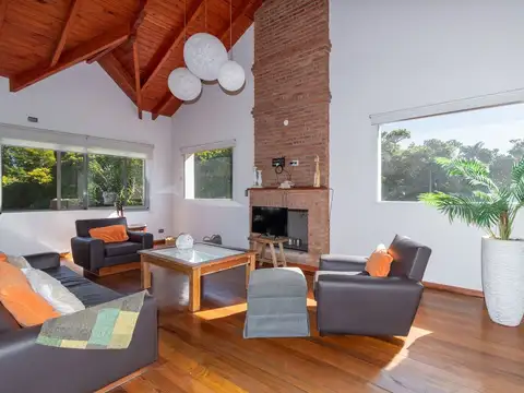 Casa en Venta con 2 cocheras