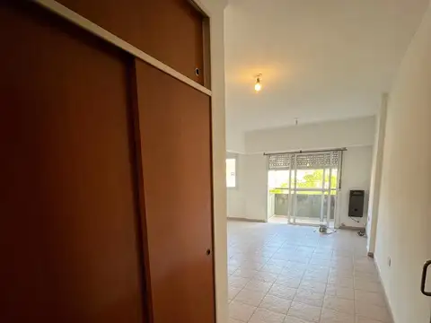 Monoambiente al frente con balcón en alquiler la plata
