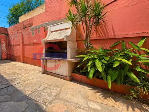 VENTA CASA DE 3 AMBIENTES CON PATIO Y PARRILLA EN CARAPACHAY