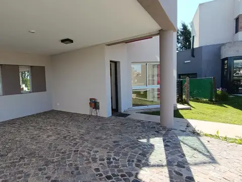 Casa 4 ambientes con 3 baños