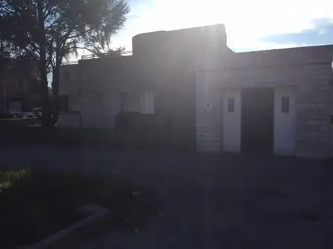 Casona Apta Comercial sobre ruta 33 en Pérez