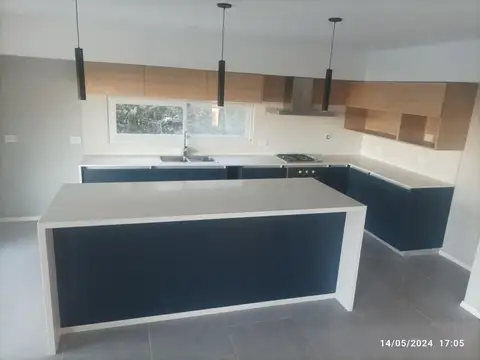 Casa 6 ambientes con 4 baños