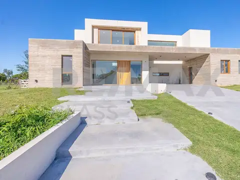 VENTA - CASA A ESTRENAR FRENTE A LA CANCHA DE POLO