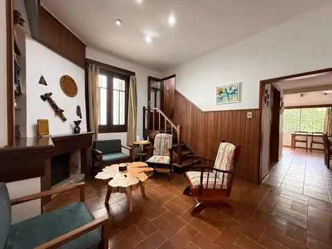 Casa 8 ambientes con 2 baños