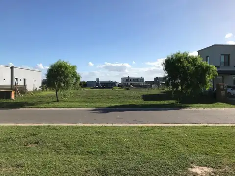 Terreno frente al lago en barrio San Sebastián