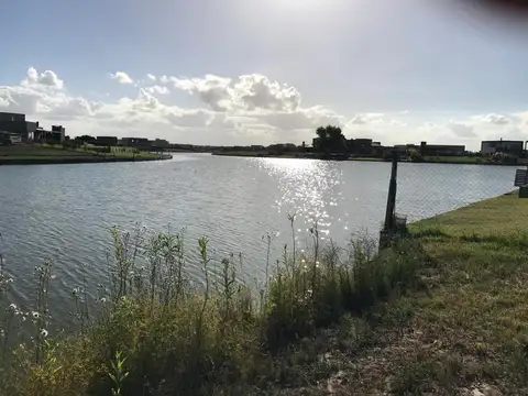 Terreno frente al lago en barrio San Sebastián