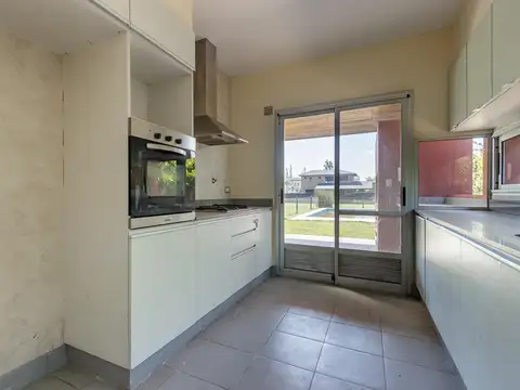 VENTA -  Casa 3 dormitorio con quincho y pileta. Greenes de Aldea Fisherton.