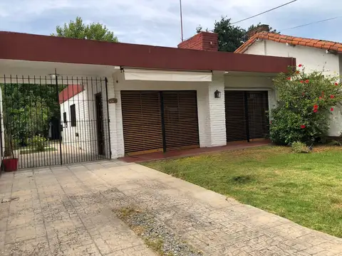 Alquiler Casa 3 ambientes en General Pacheco, jardín, cochera