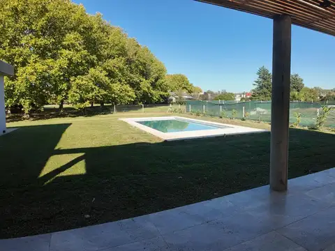 Casa en Venta con 4 cocheras