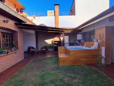 Casa 3 Ambientes en Martínez - Jardín, Parrilla, Jacuzzi y Cochera Para 4 Autos