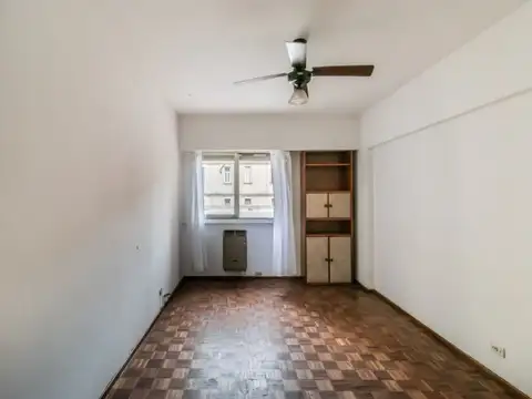 Sarandi 445 , Piso 3