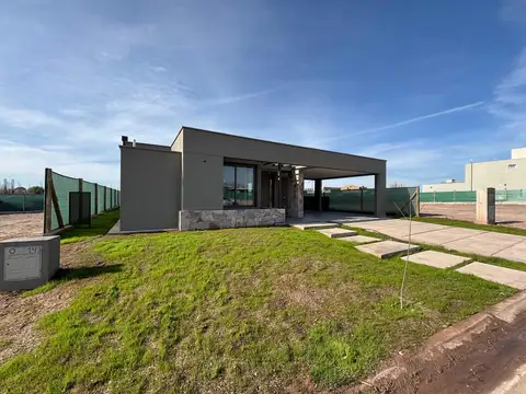 HAUSER VENDE HERMOSA CASA A ESTRENAR DE 3 HABITACIONES EN BARRIO LAR DE BOEDO!