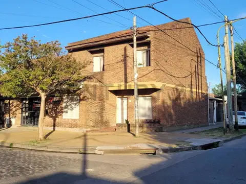 Ph de 2 dormitorios con Garaje y Pileta en Venta en Berisso